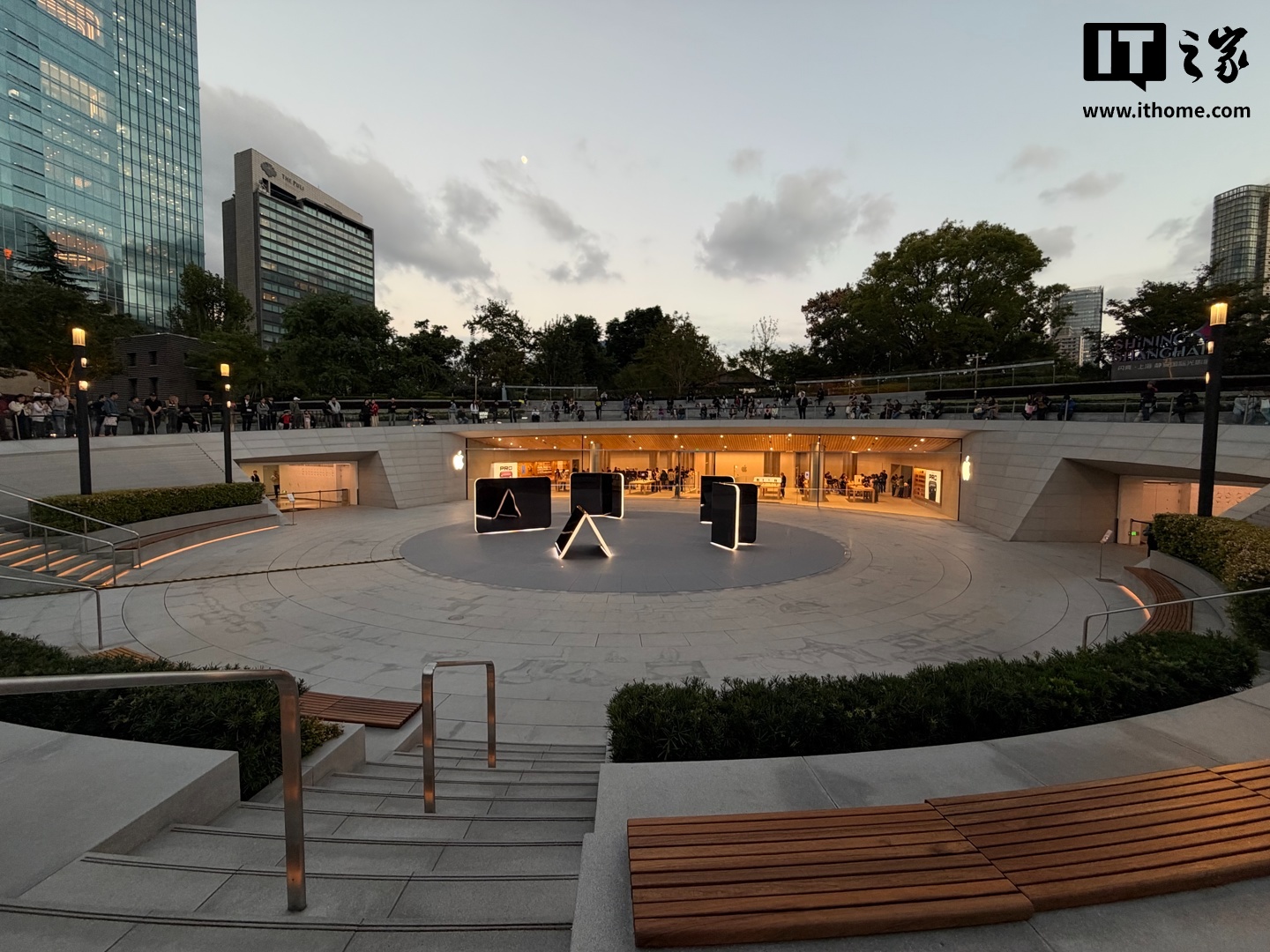 苹果 Apple Store 零售店 iPhone Duo 巨型雕塑揭幕首秀:全球四家店展出,中国有一家 苹果 Apple Store 零售店 iPhone Duo 巨型雕塑揭幕首秀:全球四家店展出,中国有一家