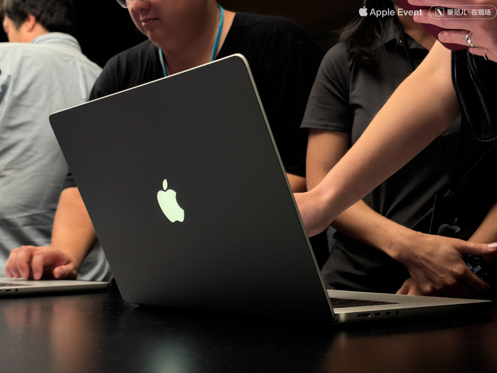 触屏 MacBook Pro 上手体验：变轻变强会发光，凭什么值 11 万？