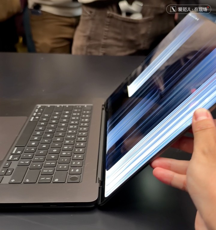 触屏 MacBook Pro 上手体验:变轻变强会发光,凭什么值 11 万?