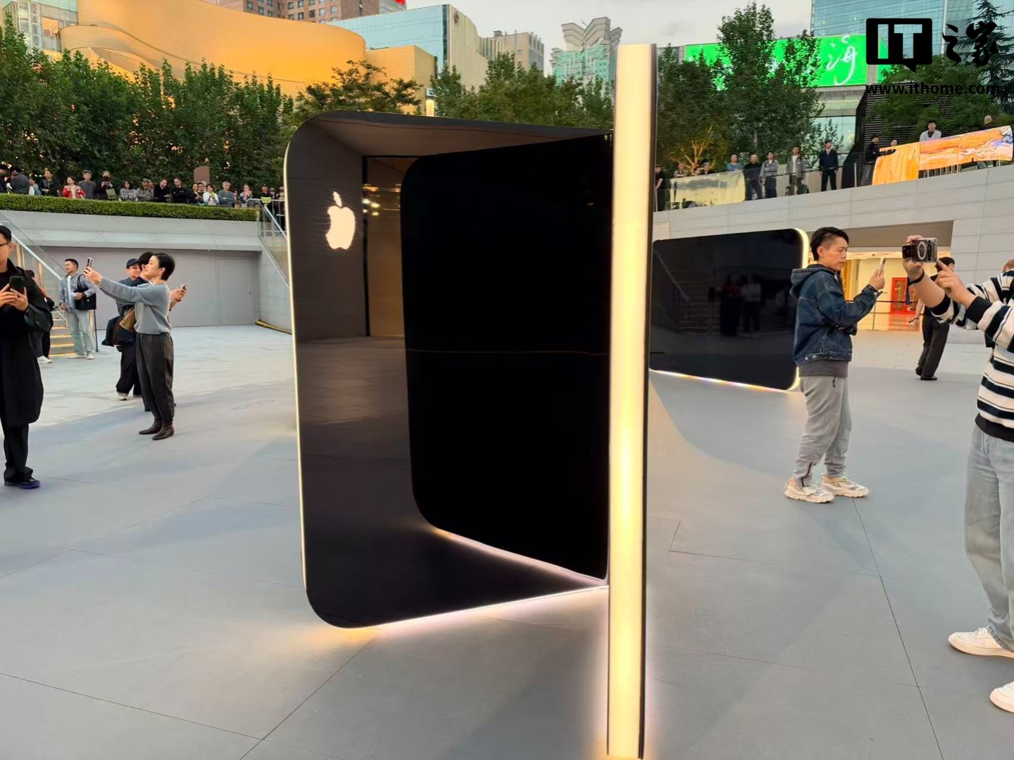 苹果 Apple Store 零售店 iPhone Duo 巨型雕塑揭幕首秀:全球四家店展出,中国有一家 苹果 Apple Store 零售店 iPhone Duo 巨型雕塑揭幕首秀:全球四家店展出,中国有一家