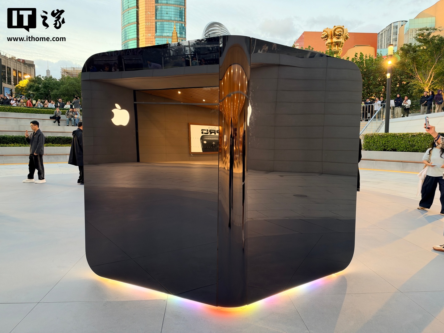 苹果 Apple Store 零售店 iPhone Duo 巨型雕塑揭幕首秀:全球四家店展出,中国有一家 苹果 Apple Store 零售店 iPhone Duo 巨型雕塑揭幕首秀:全球四家店展出,中国有一家