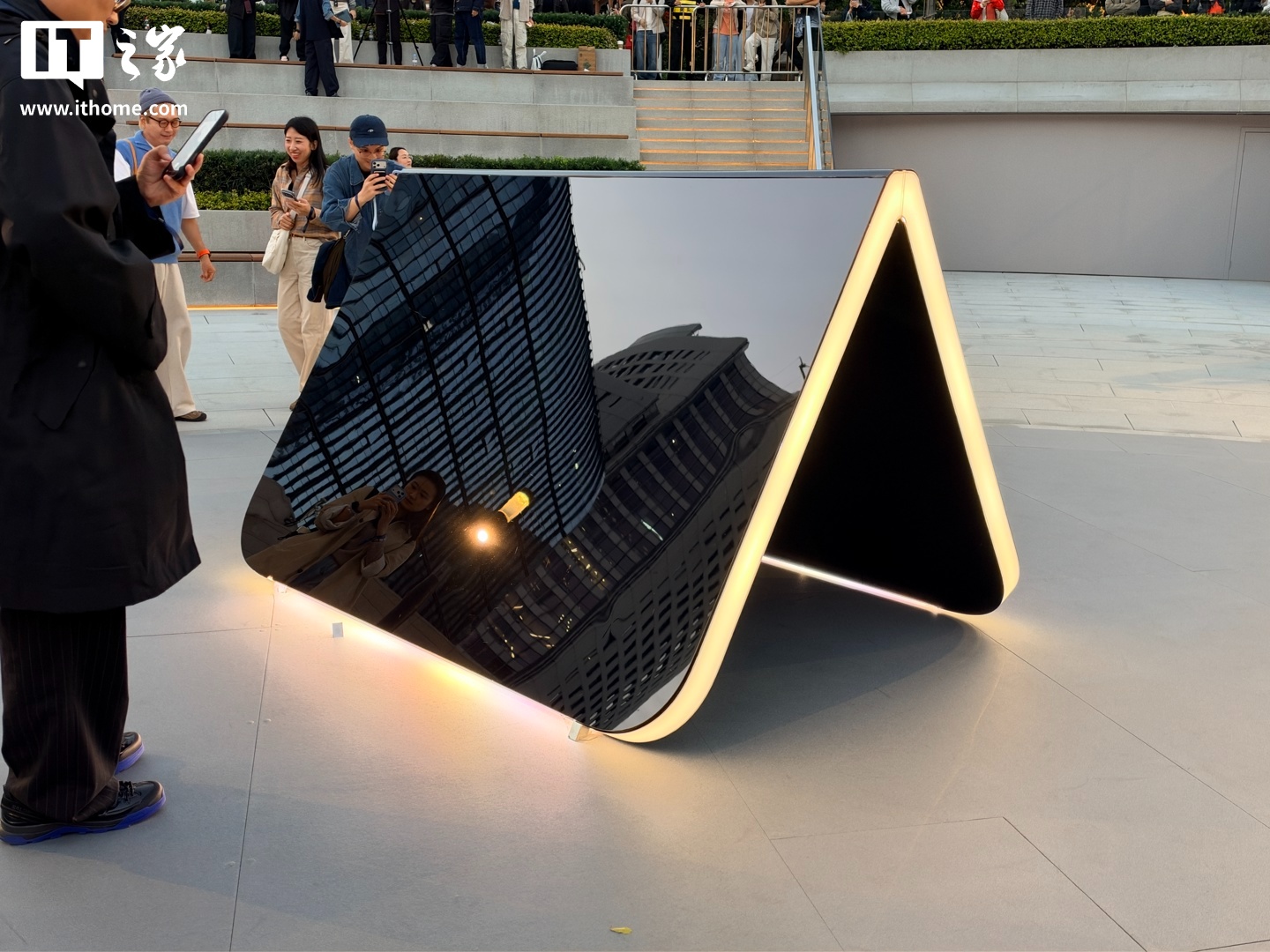 苹果 Apple Store 零售店 iPhone Duo 巨型雕塑揭幕首秀:全球四家店展出,中国有一家 苹果 Apple Store 零售店 iPhone Duo 巨型雕塑揭幕首秀:全球四家店展出,中国有一家