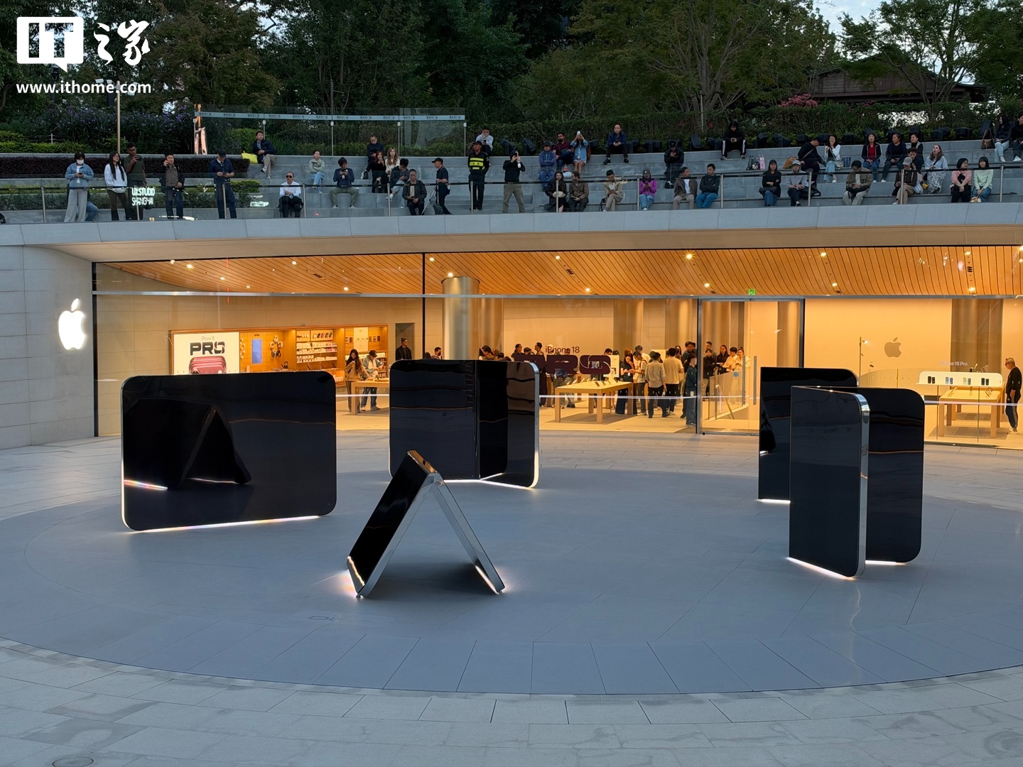 苹果 Apple Store 零售店 iPhone Duo 巨型雕塑揭幕首秀:全球四家店展出,中国有一家 苹果 Apple Store 零售店 iPhone Duo 巨型雕塑揭幕首秀:全球四家店展出,中国有一家