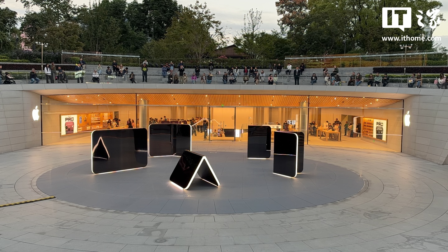 苹果 Apple Store 零售店 iPhone Duo 巨型雕塑揭幕首秀:全球四家店展出,中国有一家 苹果 Apple Store 零售店 iPhone Duo 巨型雕塑揭幕首秀:全球四家店展出,中国有一家