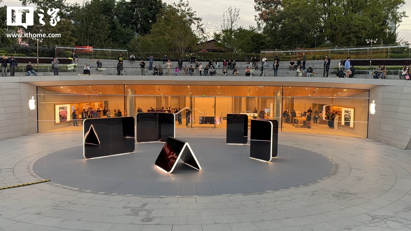 苹果 Apple Store 零售店 iPhone Duo 巨型雕塑揭幕首秀:全球四家店展出,中国有一家 苹果 Apple Store 零售店 iPhone Duo 巨型雕塑揭幕首秀:全球四家店展出,中国有一家