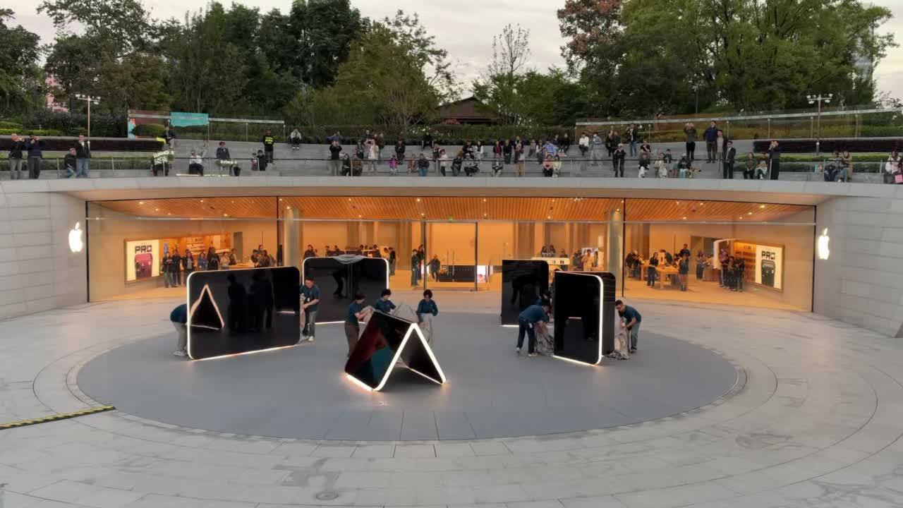 苹果 Apple Store 零售店 iPhone Duo 巨型雕塑揭幕首秀:全球四家店展出,中国有一家 苹果 Apple Store 零售店 iPhone Duo 巨型雕塑揭幕首秀:全球四家店展出,中国有一家