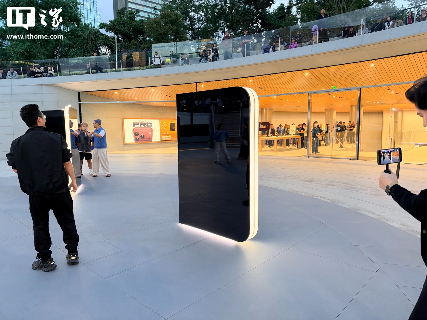 苹果 Apple Store 零售店 iPhone Duo 巨型雕塑揭幕首秀:全球四家店展出,中国有一家 苹果 Apple Store 零售店 iPhone Duo 巨型雕塑揭幕首秀:全球四家店展出,中国有一家