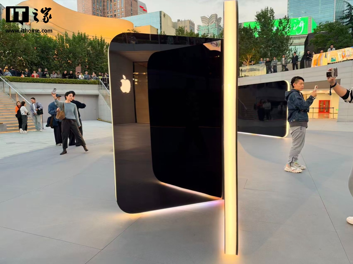 苹果 Apple Store 零售店 iPhone Duo 巨型雕塑揭幕首秀:全球四家店展出,中国有一家 苹果 Apple Store 零售店 iPhone Duo 巨型雕塑揭幕首秀:全球四家店展出,中国有一家