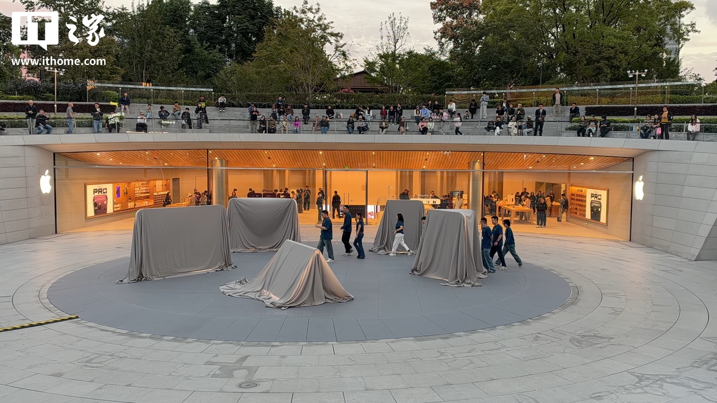 苹果 Apple Store 零售店 iPhone Duo 巨型雕塑揭幕首秀:全球四家店展出,中国有一家 苹果 Apple Store 零售店 iPhone Duo 巨型雕塑揭幕首秀:全球四家店展出,中国有一家