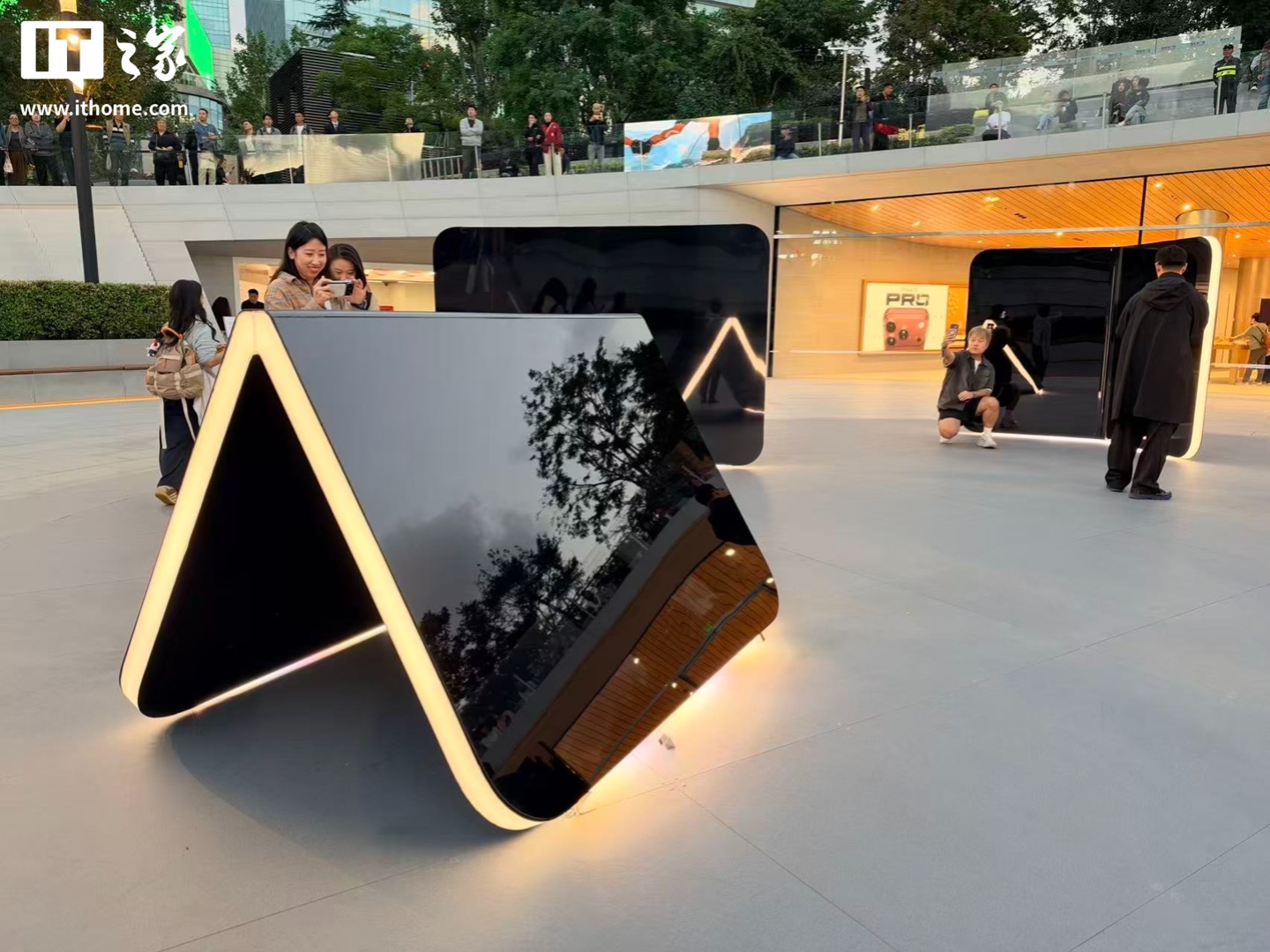 苹果 Apple Store 零售店 iPhone Duo 巨型雕塑揭幕首秀:全球四家店展出,中国有一家 苹果 Apple Store 零售店 iPhone Duo 巨型雕塑揭幕首秀:全球四家店展出,中国有一家